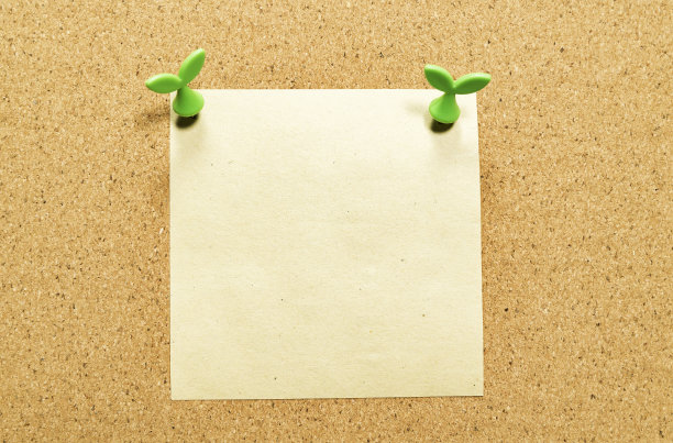 空白的黄色方形便条纸与叶针软木板图片下载