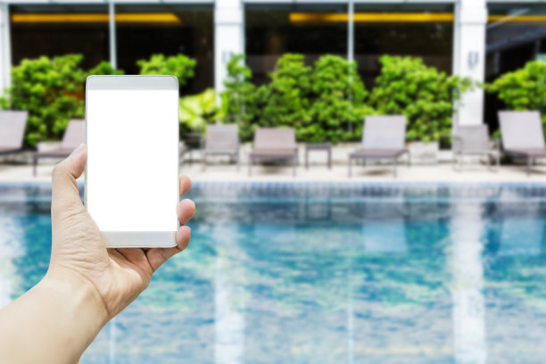 配有楼梯和树的手持智能手机游泳池图片下载