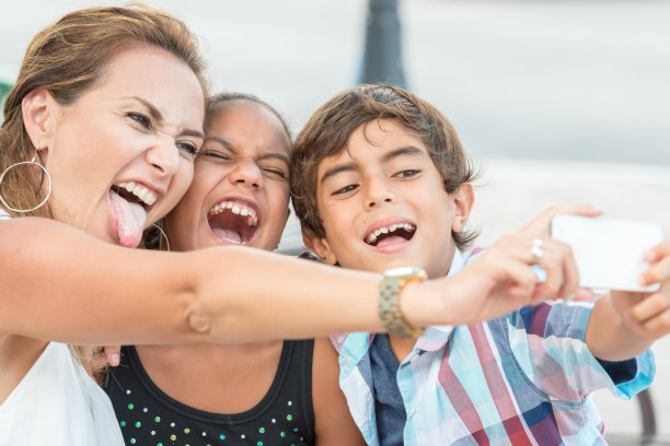 中年妇女与孩子们自拍图片下载