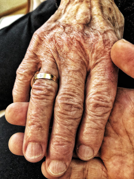 皱纹的手图片下载