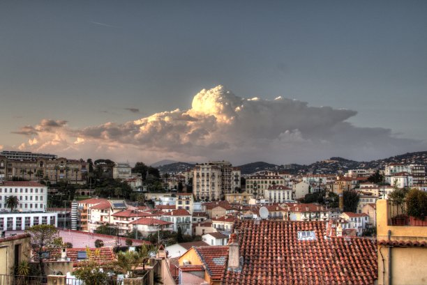 意大利HDR城市屋顶上方的粉红云图片下载