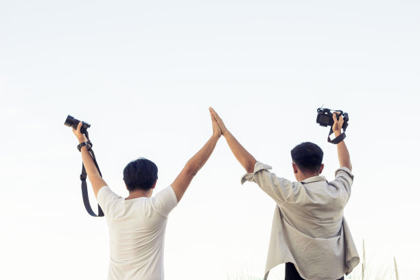 泰国河边的男人正在拍照。图片下载