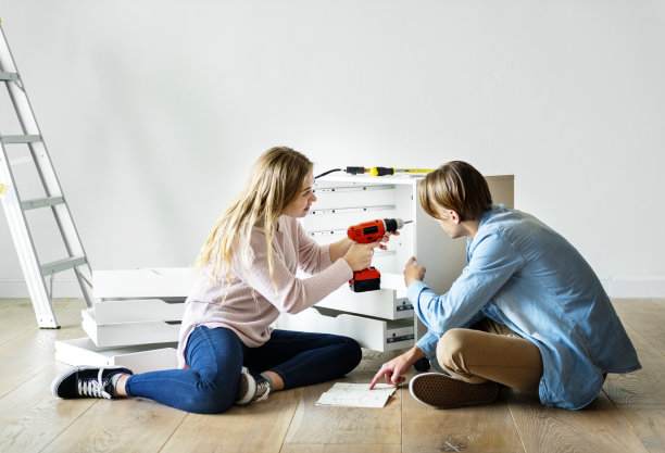 妇女用电钻装柜图片下载