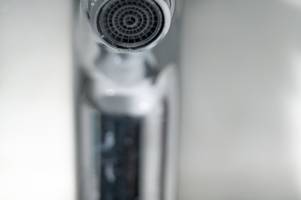 水龙头上的水滴，世界水日的概念与复制空间图片下载