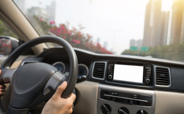 在城市里，双手握着方向盘驾驶汽车图片下载