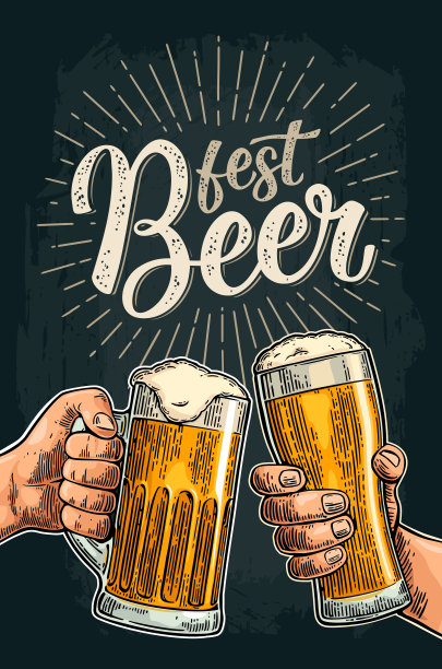 两只手握着啤酒杯和啤酒瓶，相互碰杯素材图片