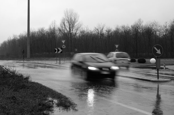 坏天气开车图片下载