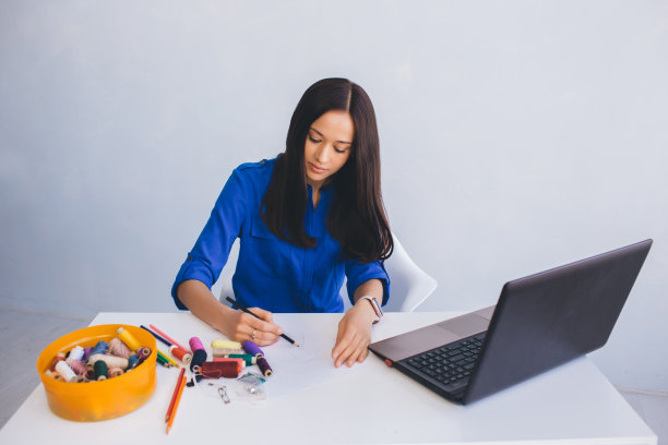 女性服装设计师在家工作素材图片