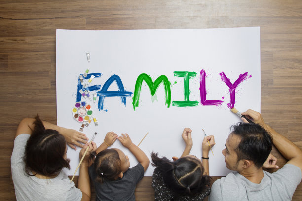 俯视图幸福的家庭躺在地板上用水彩画祝2018年，躺在她的房间地板上在家里图片下载