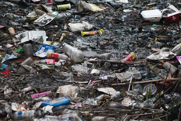 垃圾污染的河流图片下载