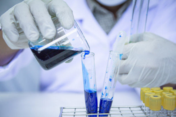 关闭了。医学或男性医学实验室研究用蓝色液体进行试验，实验药物治疗图片下载