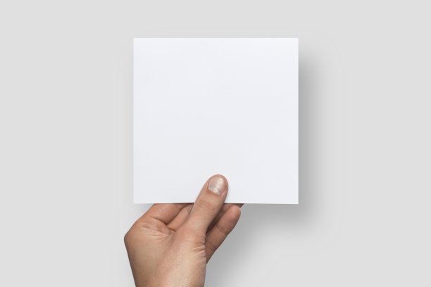 Mockup正方形空空白白色明信片持有的人在他的手。孤立在灰色背景上图片下载