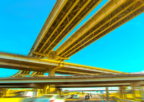 德克萨斯州达拉斯附近有几个十字路口的高速公路。图片下载