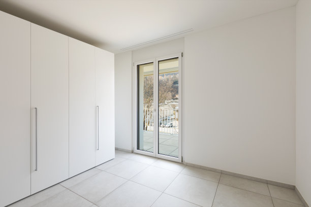 空房间和大衣柜图片下载