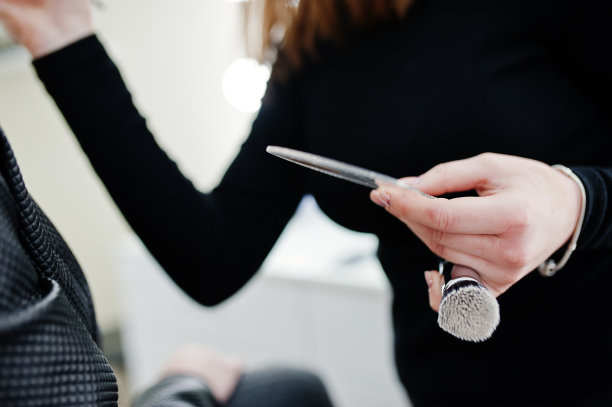 化妆艺术家在她的美容美发工作室工作。女性使用专业化妆大师。美女俱乐部的概念。图片下载