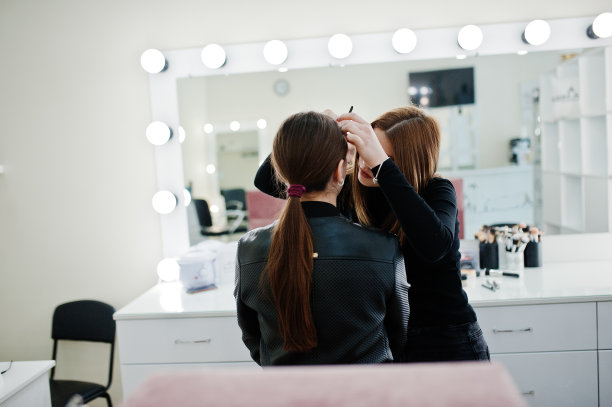化妆艺术家在她的美容美发工作室工作。女性使用专业化妆大师。美女俱乐部的概念。图片下载