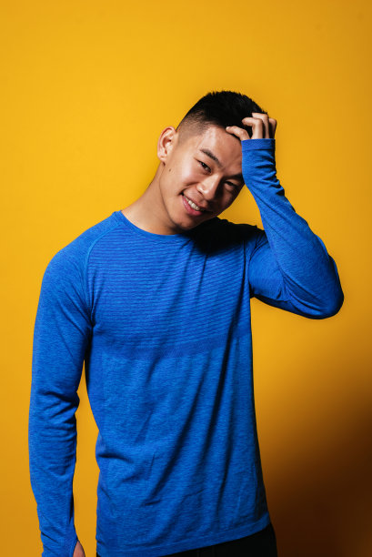 年轻的亚洲男孩的肖像与运动服。图片下载