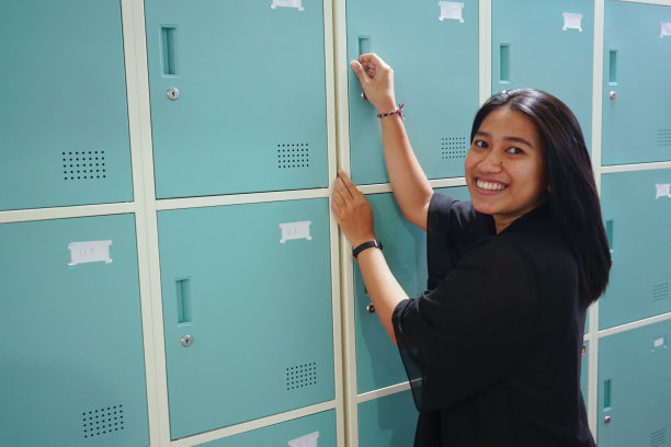 东南亚商务女性在更衣室图片下载
