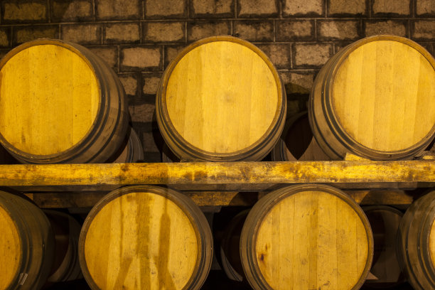 酒窖与木桶素材图片