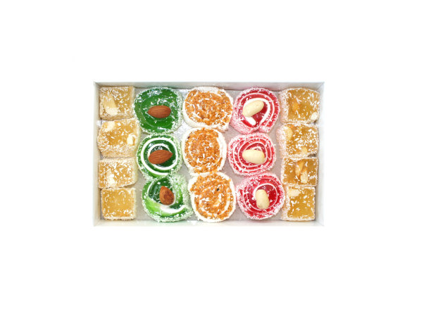 东部果酱。白色背景的盒子里的土耳其软糖图片下载