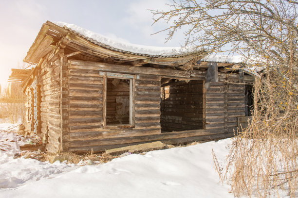 破旧的木屋，没有门窗，屋顶也被毁了。图片下载