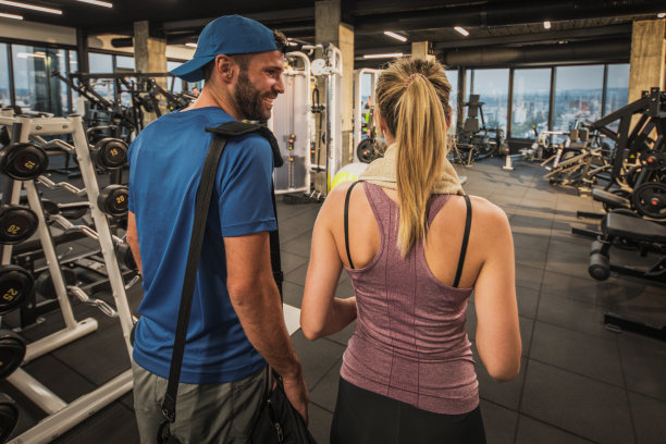 运动员夫妇进入体育馆和交流的后视图。图片下载