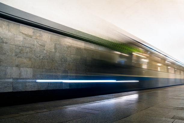 地铁列车正在进站图片下载