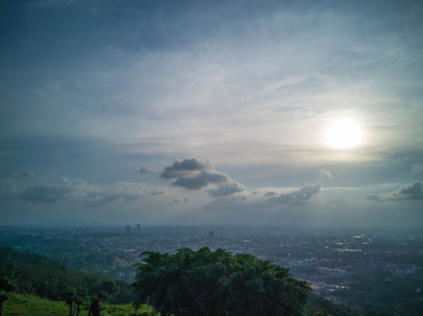 蓝天白云，夕阳西下图片下载