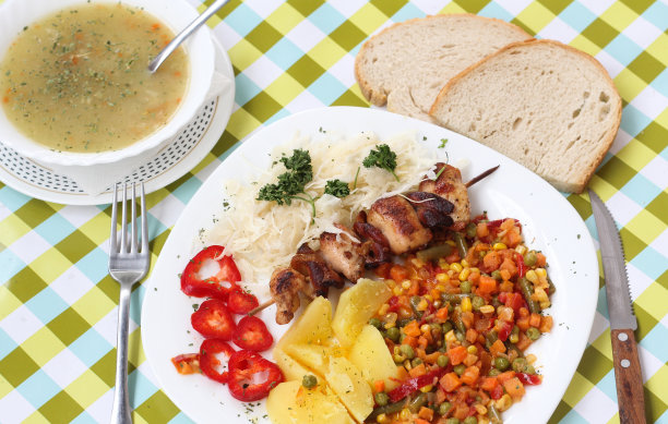 鸡肉串配什锦蔬菜图片下载