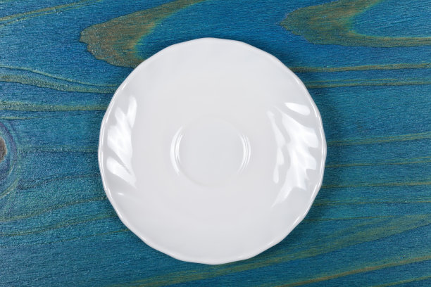 木制的白色餐盘图片下载