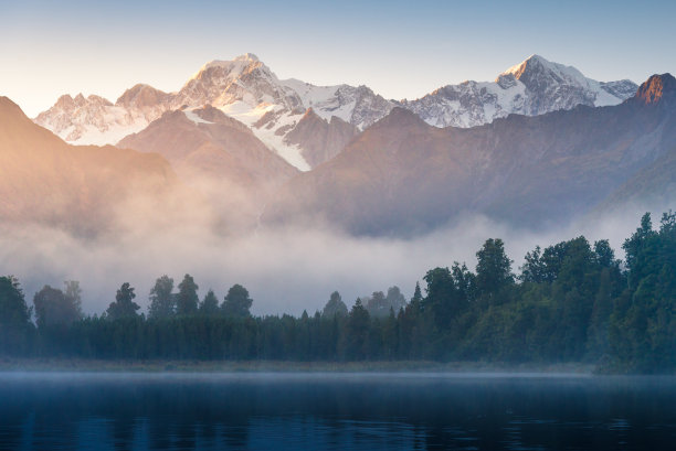 风景秀丽的马西森湖福克斯冰川镇南阿尔卑斯山山谷新西兰图片下载