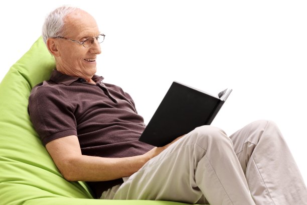 老坐在豆袋上看书图片下载