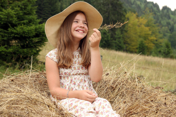 美丽快乐的小女孩在现场肖像图片下载