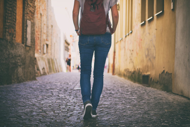 女游客走在古老的欧洲城市的街道上图片下载