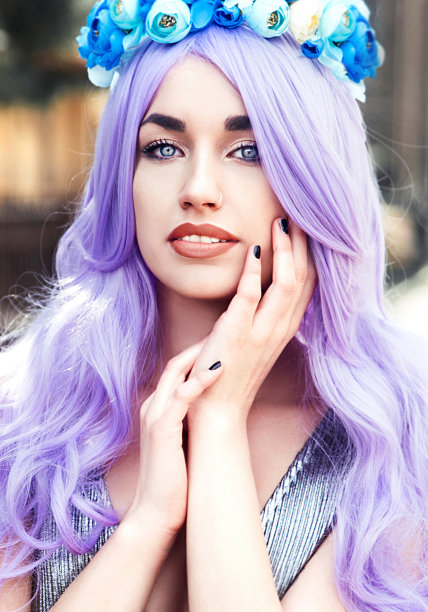 戴花冠的年轻女子图片下载