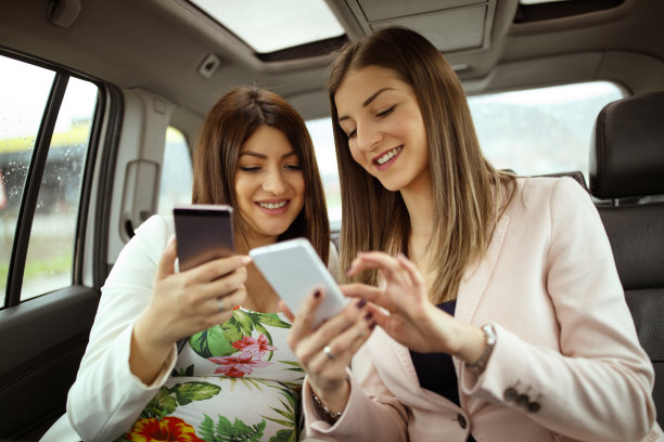 女性朋友在车里使用手机图片下载