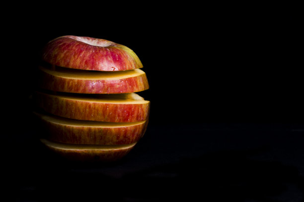 黑色背景上的苹果切片图片下载