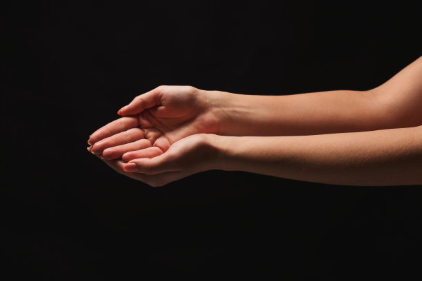 双手呈杯状，黑色镂空图片下载