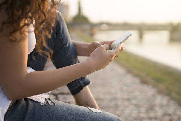 《河边的清凉》图片下载