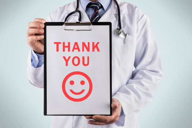 医生拿着一个写着谢谢医学概念的写字板素材图片