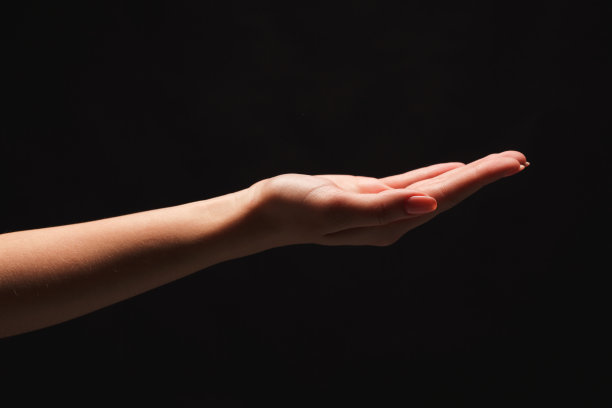 女人手心张开孤立上黑图片下载