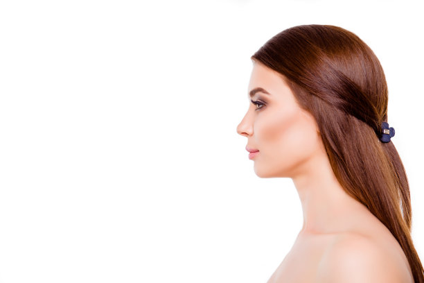 幸福和健康，美丽和健康的概念。Coseup侧面的照片，年轻的黑发女孩。她的头发和皮肤看起来是那么的清新、健康和迷人!图片下载