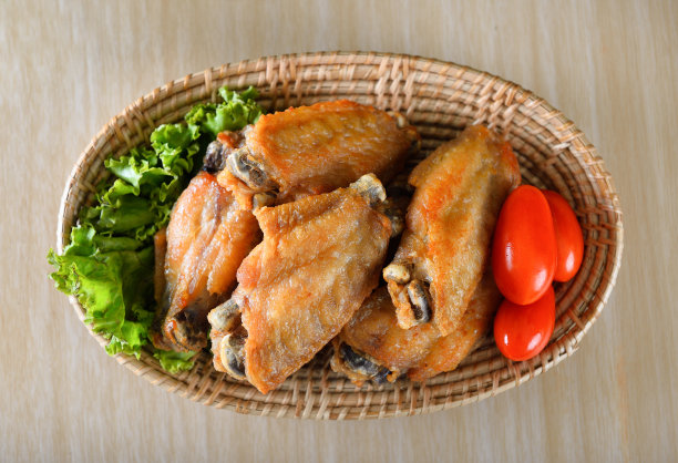 炸鸡翅上的木制背景图片下载