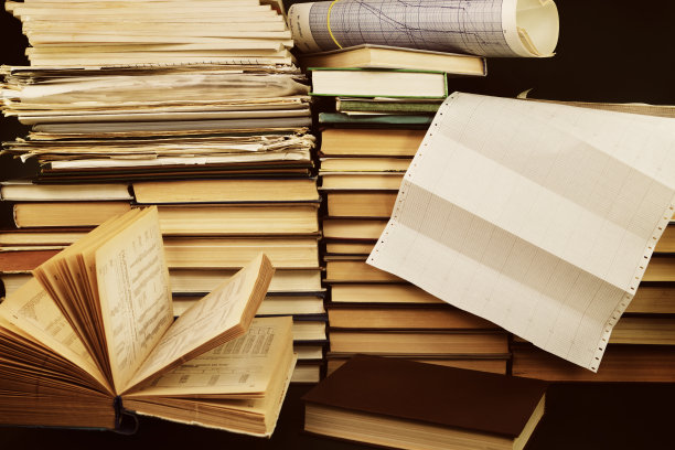 桌上放着一本打开的科学书图片下载