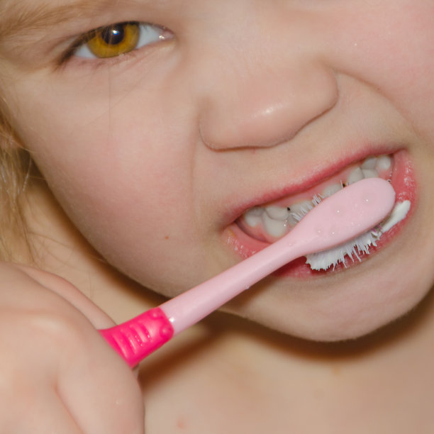 女婴刷牙，口腔卫生素材图片