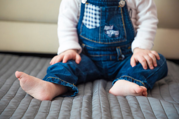 婴儿的脚特写在床上图片下载