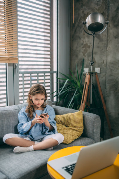 小女孩在用手机图片下载