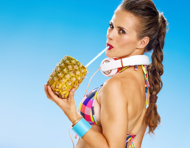 女人在海边喝新鲜饮料的菠萝图片下载