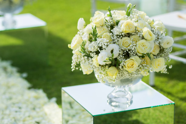 婚礼上新娘用的白玫瑰花束图片下载