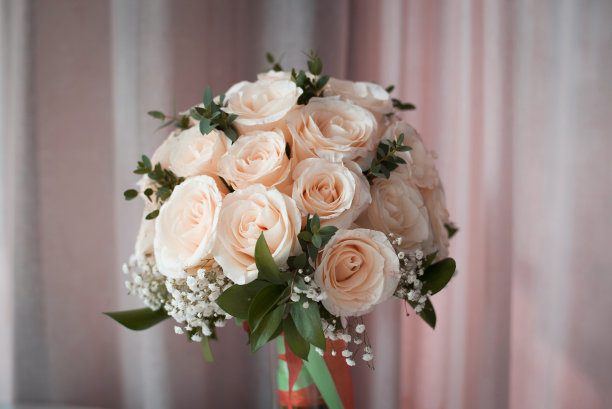 婚礼上新娘用的白玫瑰花束素材图片